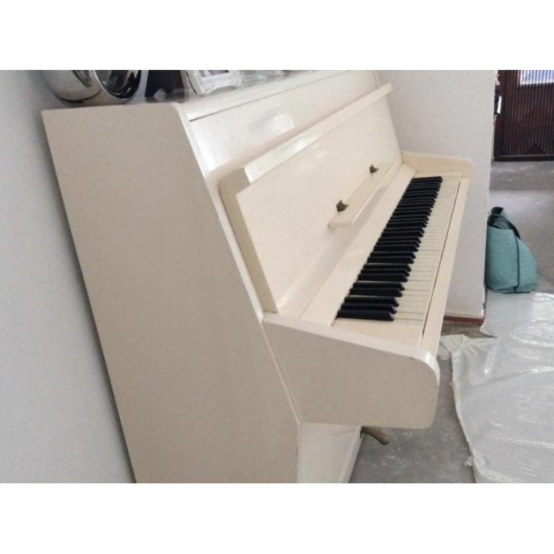 Te koop witte piano, 150 euro