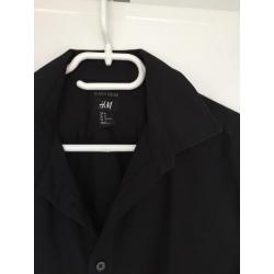 Twee overhemden zwart + grijs, korte mouw, WE en H&M maat M