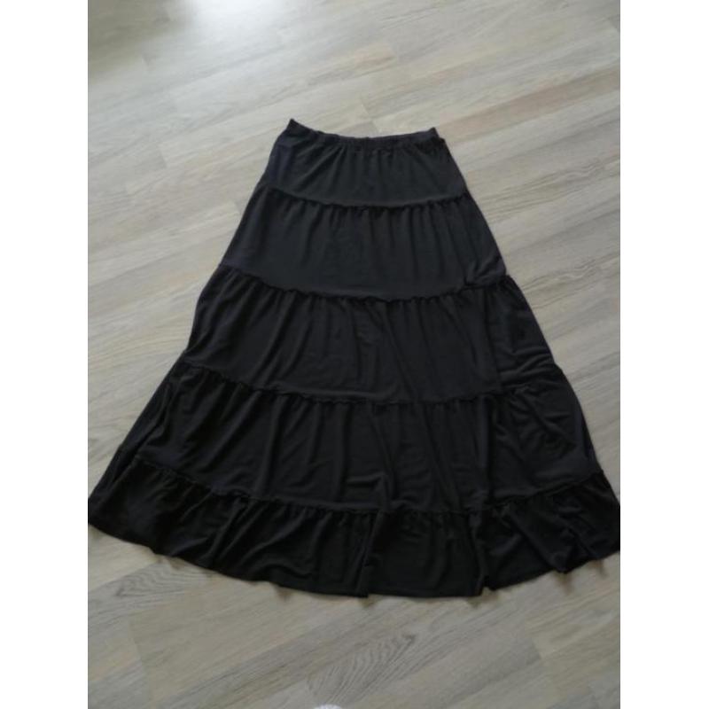 Zwarte lange rok/maxi skirt, soepele stof. Maat 38M