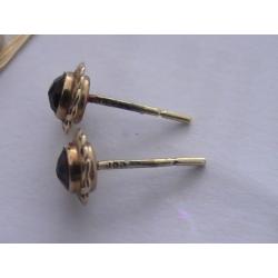 Gouden oorstekers met een granaat steen.