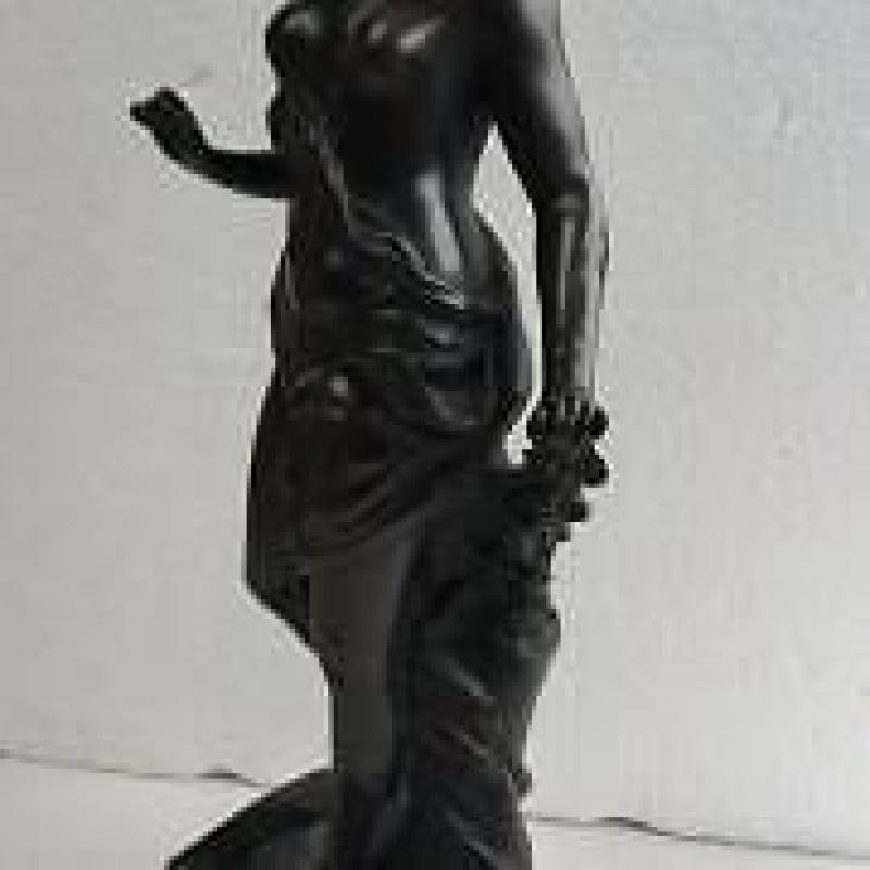 Prachtige Bronzen sculptuur van half naakte vrouw uit de 19e