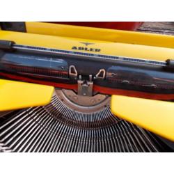 adler tippa oranje geel typemachine vintage werkt prima