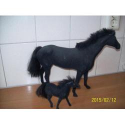 Groot Zwart staand paard