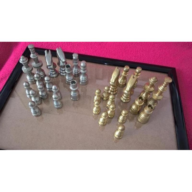 Metalen schaakstukken goud- en zilvergekleurd