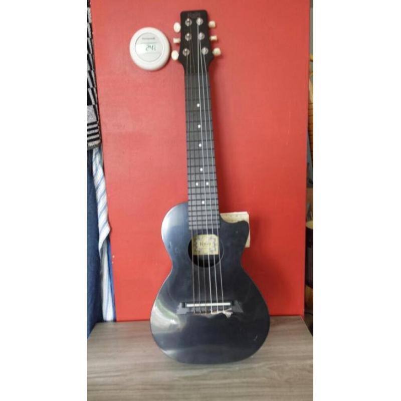 Korala PUG-40-BK polycarbonaat guitarlele