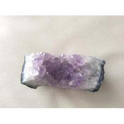Mooie steen met paars kristal