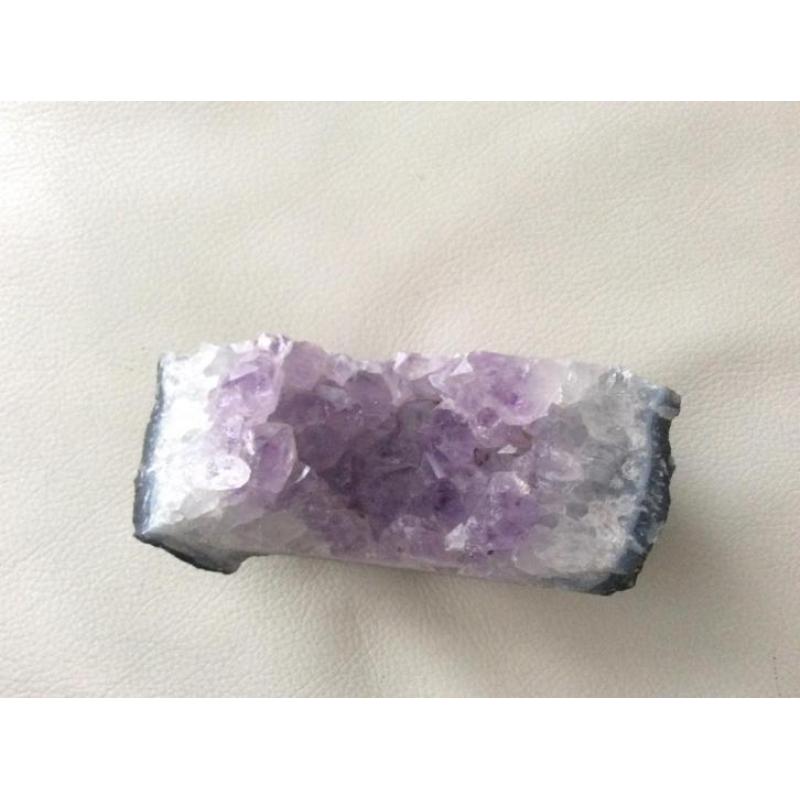Mooie steen met paars kristal