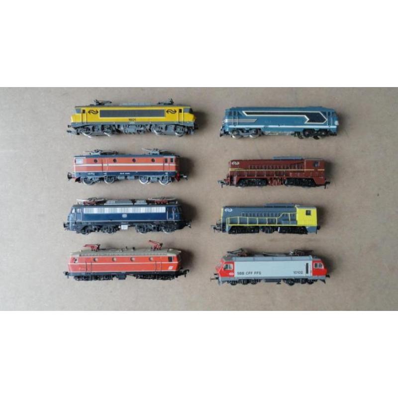 Verzameling gelijkstroom locomotieven en wagons