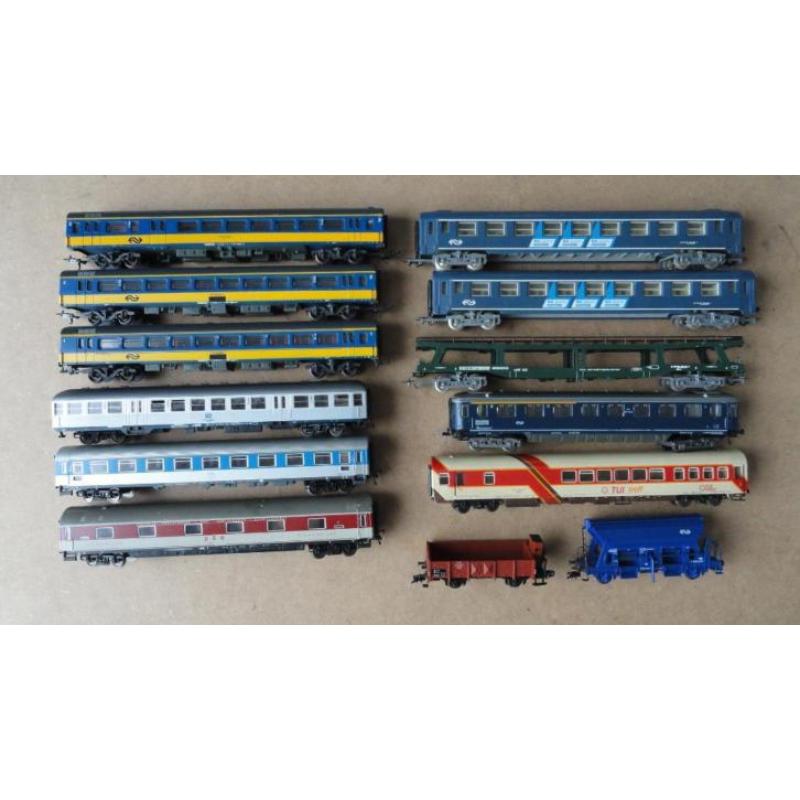 Verzameling gelijkstroom locomotieven en wagons