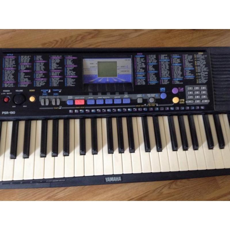 Keyboards YAMAHA PSR-190 te koop.