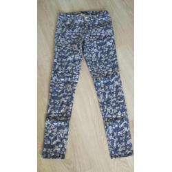 Vrolijke bloemetjes jeans van H&M (mt. 38)