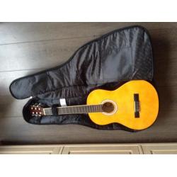 Akoestische (oefen) gitaar met tas en stemapparaatje