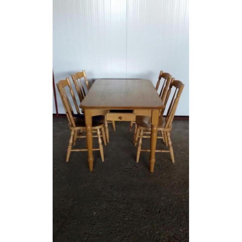 eettafel met 4 stoelen