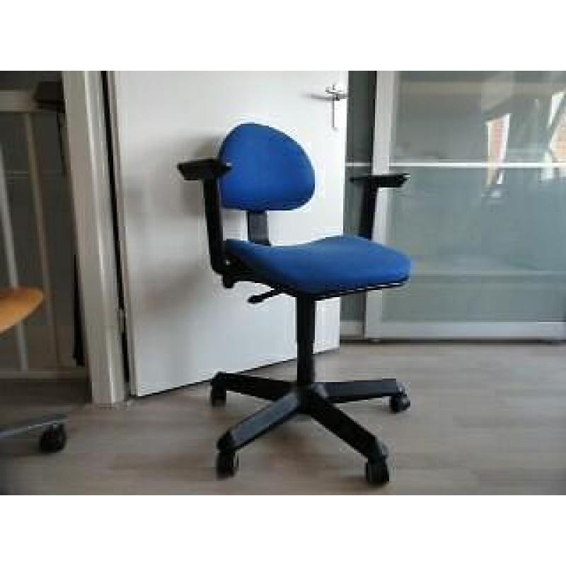 Blauwe bureaustoel, is verstelbaar.