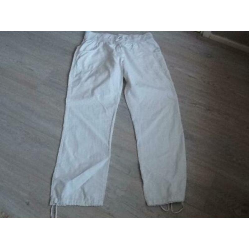 Witte broek met zachte taille band en touwtje. Maat 42