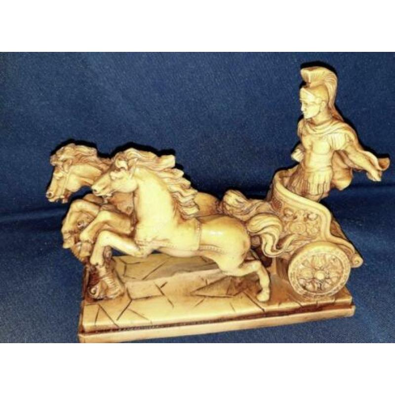 Romeinse legionair op een wagen getrokken door twee paarden