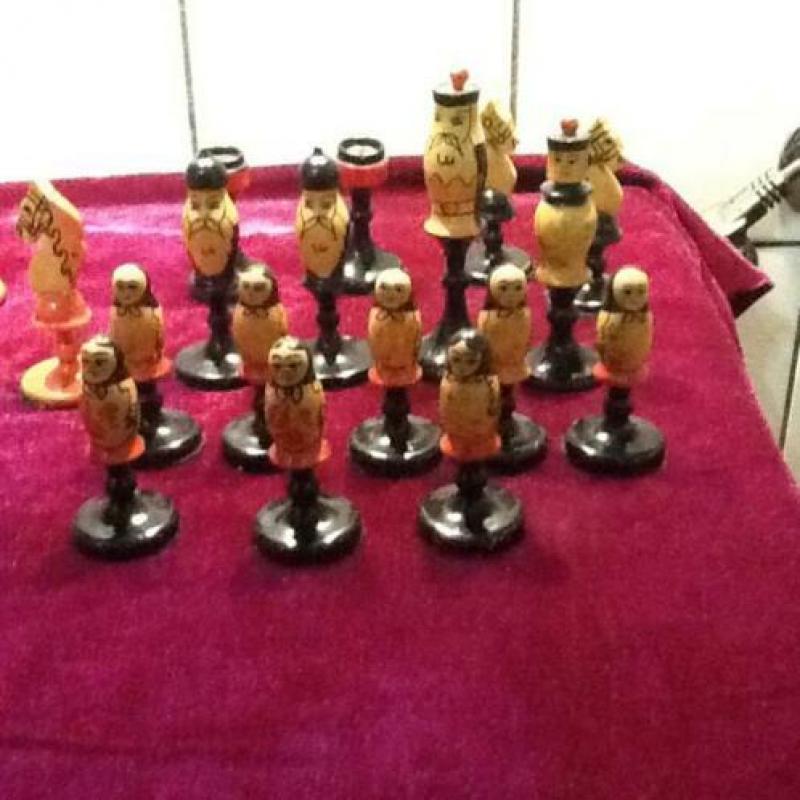 Houten schaakstukken in de vorm van matroesjka's