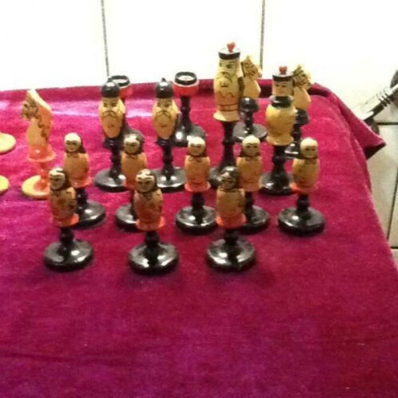Houten schaakstukken in de vorm van matroesjka's