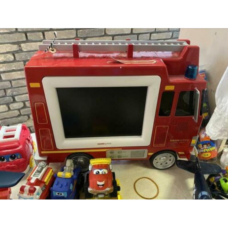 Echte televisie in de vorm van een brandweerwagen