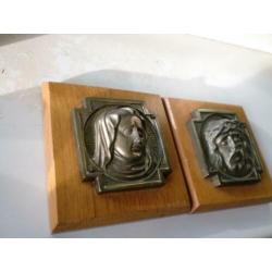 Jezus en Maria in koperen relief afbeelding op Houten plank