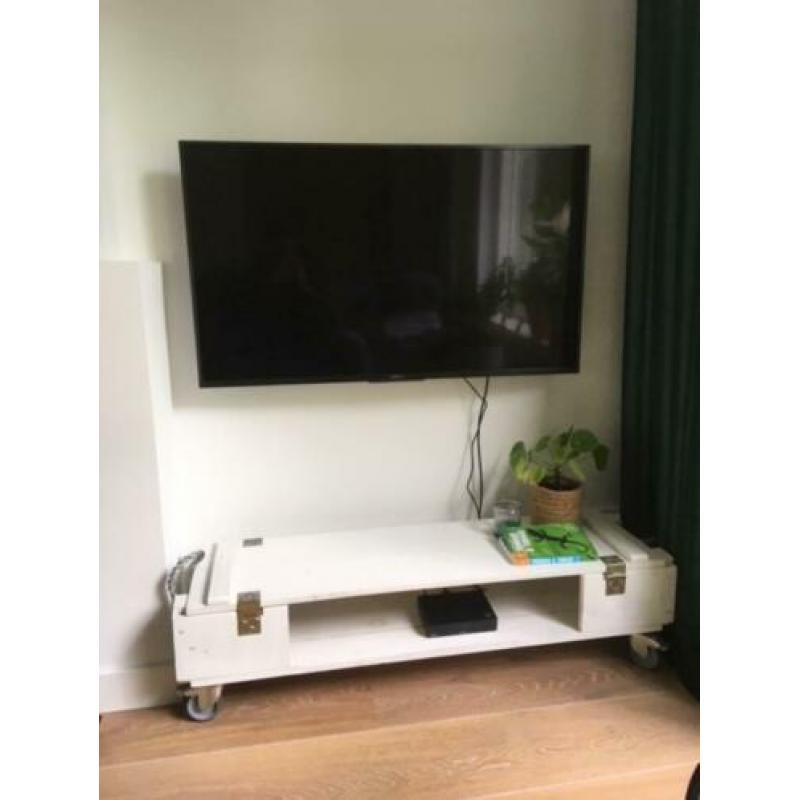 Wit houden tv meubel (of salontafel)