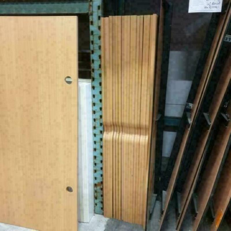partij houten panelen gefineerd spaanplaat bureaubladen