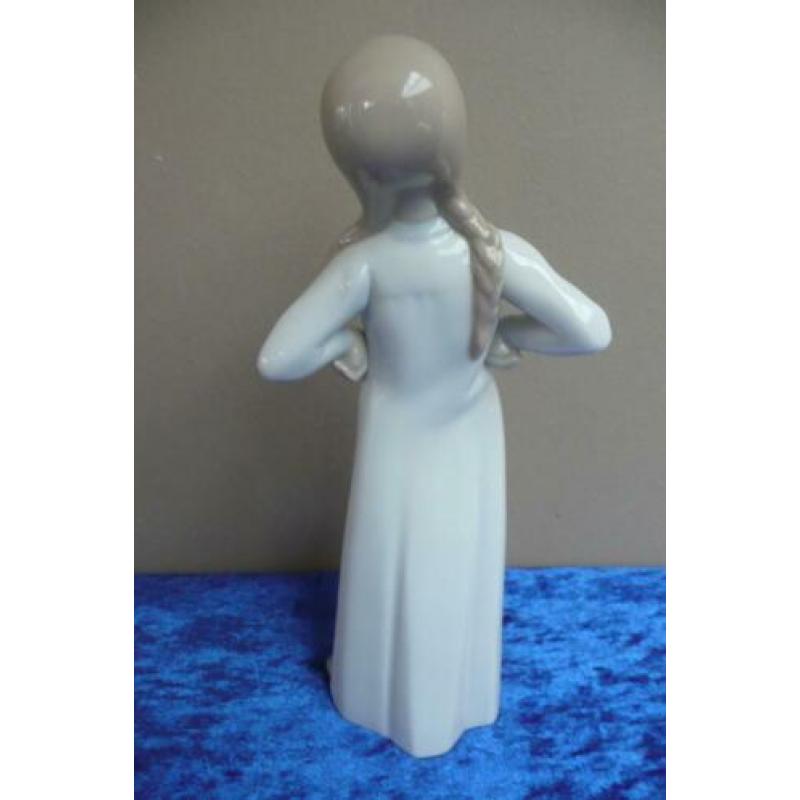Nao Lladro porselein: staand meisje in witte jurk (Reyshof)