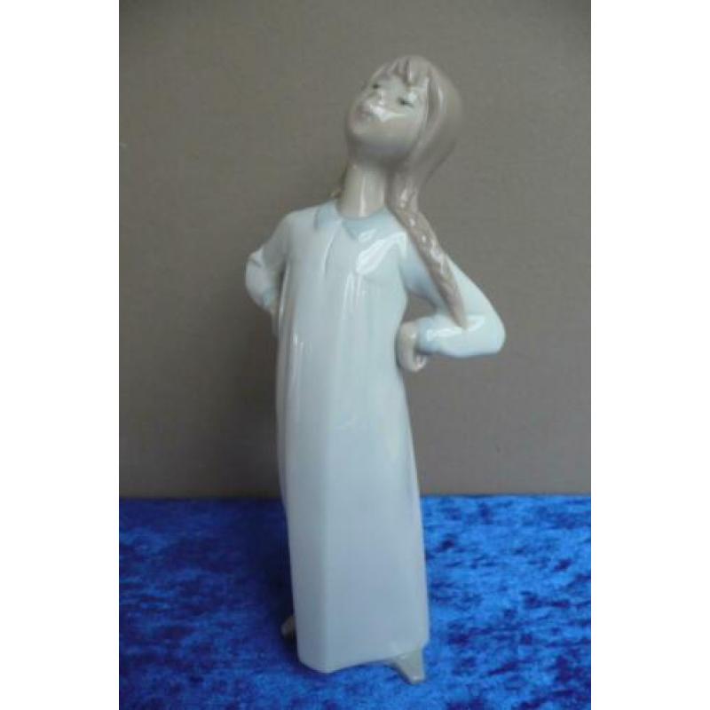 Nao Lladro porselein: staand meisje in witte jurk (Reyshof)