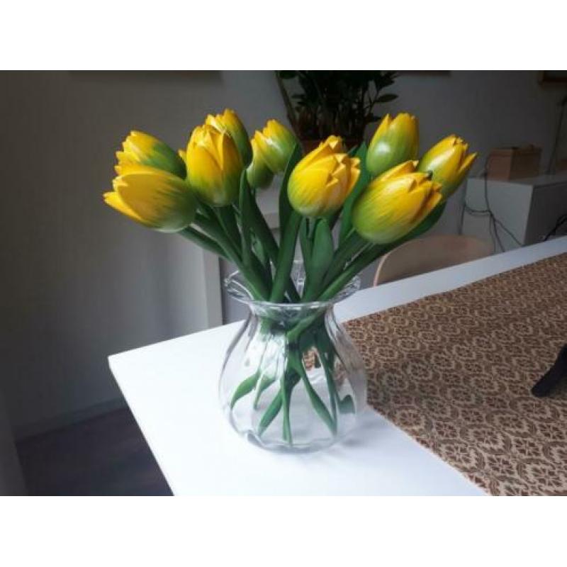 Kunststof gele tulpen