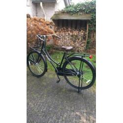 Zwarte ( mat zwart) oma fiets met fietsrek