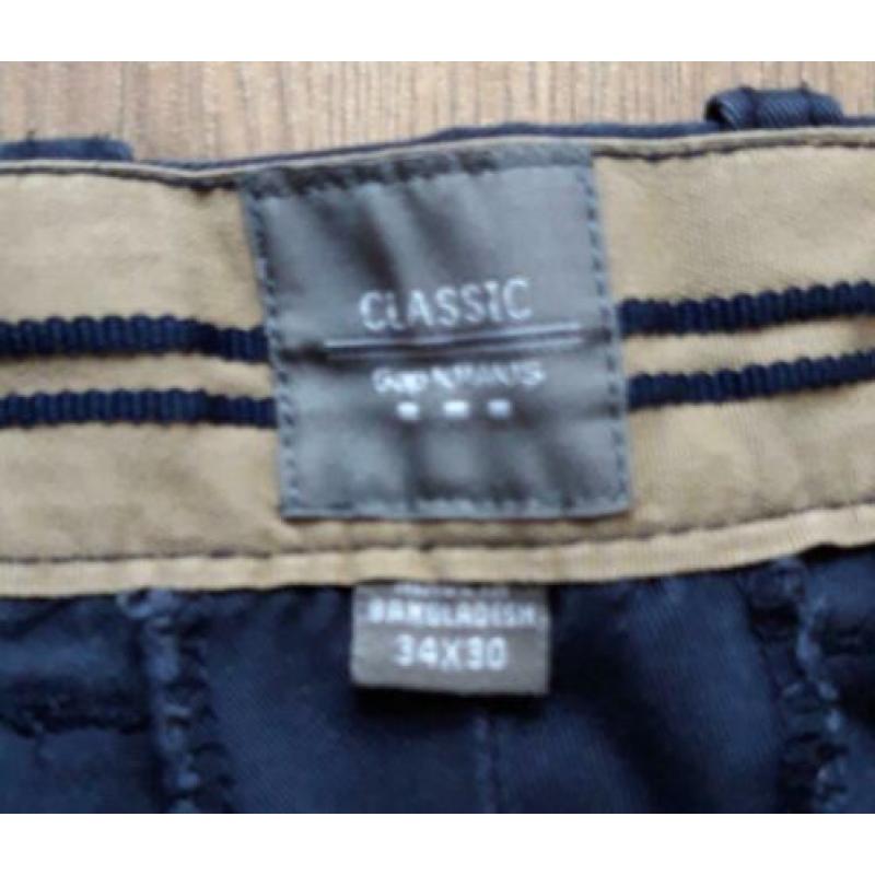 Twee broeken maat 34/30 merk Gap Khakis classics