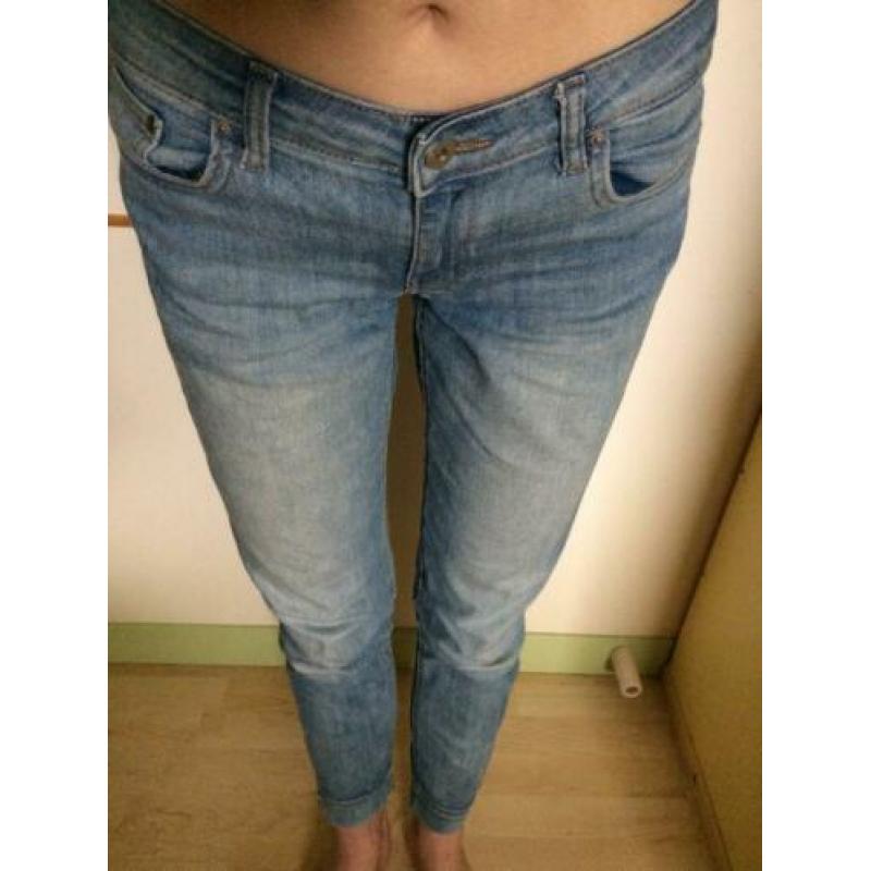 H&M skinny jeans met trendy detail