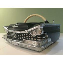 Draagbare radio/cassettedesk in de vorm van een 1959 Buick