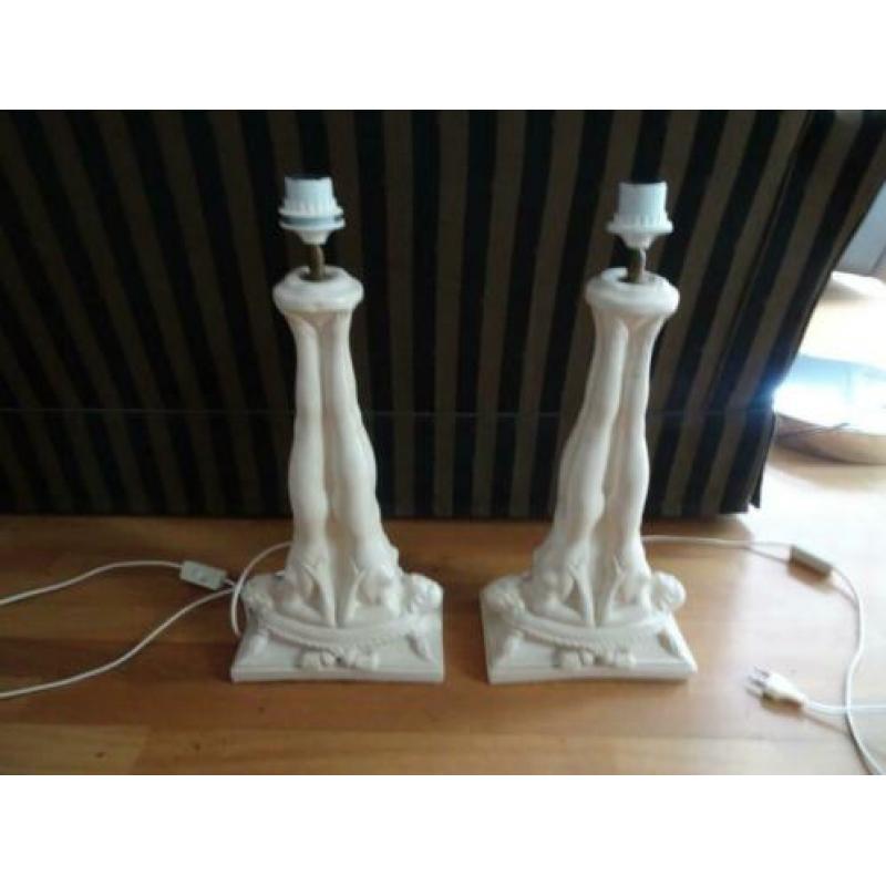 Twee offwhite tafellampen met als voet 2 vrouwen - Brocante