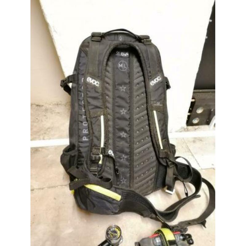 Evoc FR Enduro Blackline 16L backpack met extras