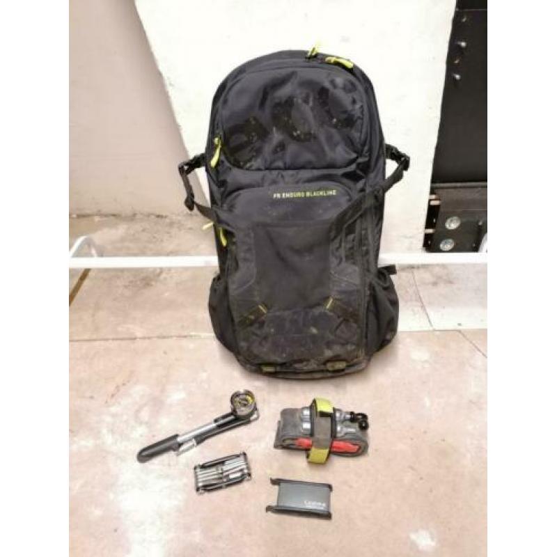 Evoc FR Enduro Blackline 16L backpack met extras