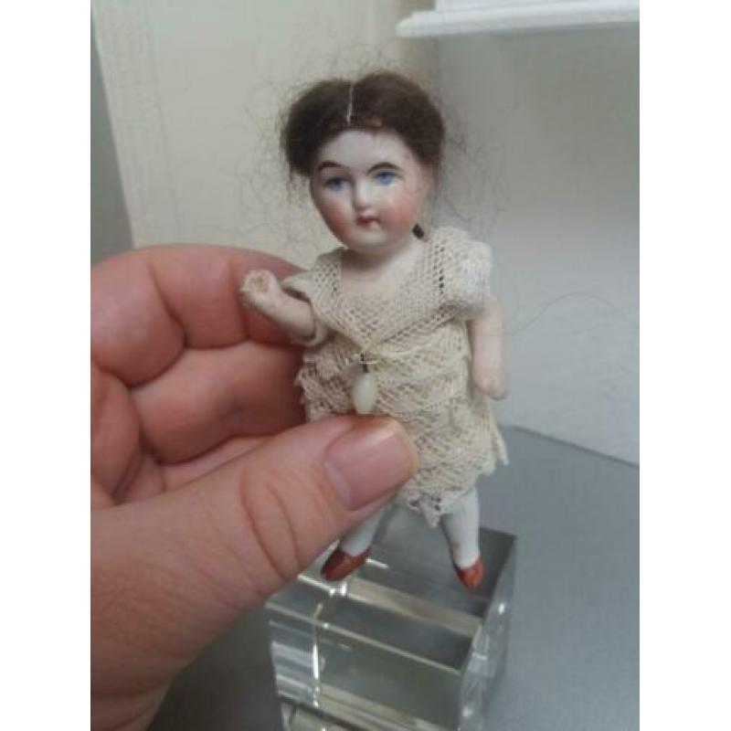 antiek popje porselein miniatuur doll schuco hondje zeldzaam