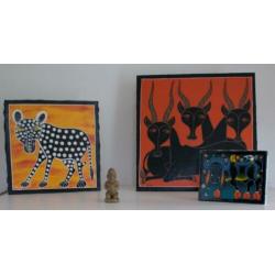 3 Afrikaanse Tinga Tinga schilderijen en grafbeeldje Bacongo