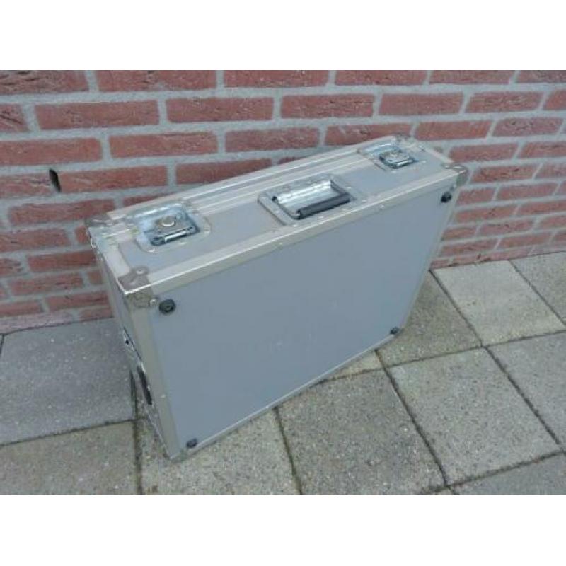 Koffer Flightcase kist merk Faes cases aluminium staal hout
