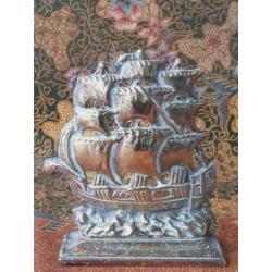 Mooi zwaar antiek koperen beeldje uit Engeland van zeilschip