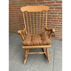 Vintage schommelstoel uit grootmoeders tijd