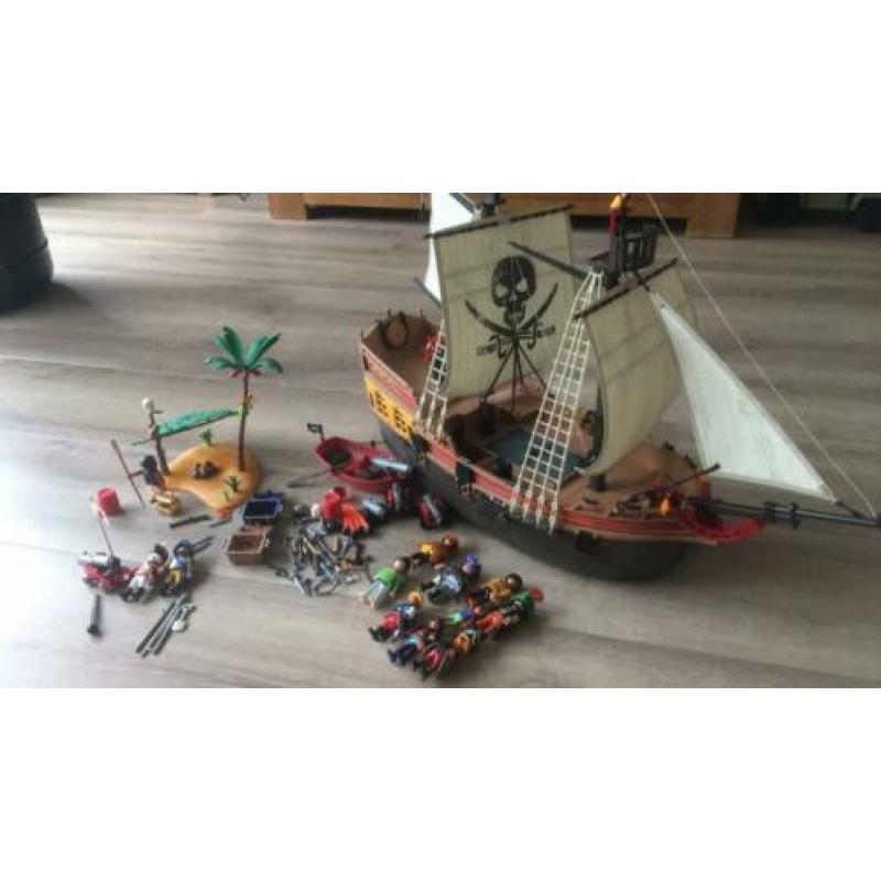 Groot, mooi piratenschip van playmobil met veel extra’s!!