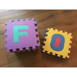 Speelmat van foam, cijfers en letters.