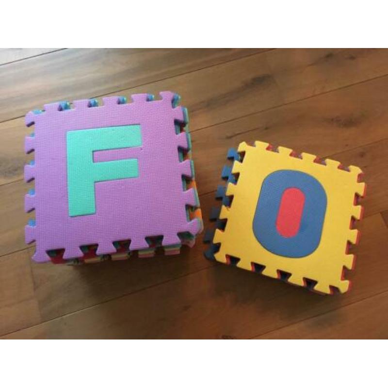 Speelmat van foam, cijfers en letters.