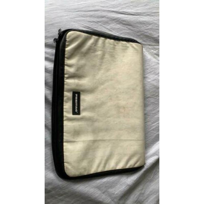 Freitag 17” laptop tas, kleur wit, rits kapot