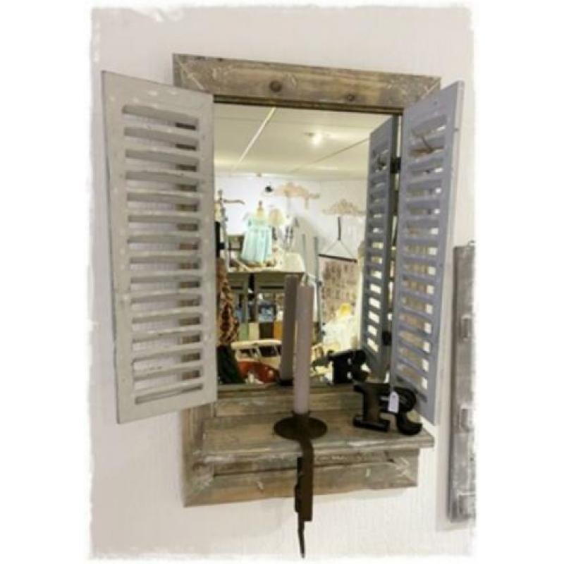 Brocante oude look houten spiegel met luiken, vensterbankje