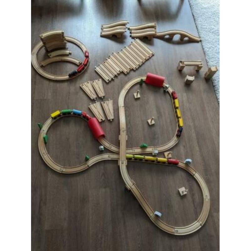 Te koop: houten treinbaan met accessoires