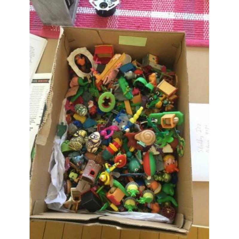 Een hele doos vol figuurtjes van Kinderchocolade eieren