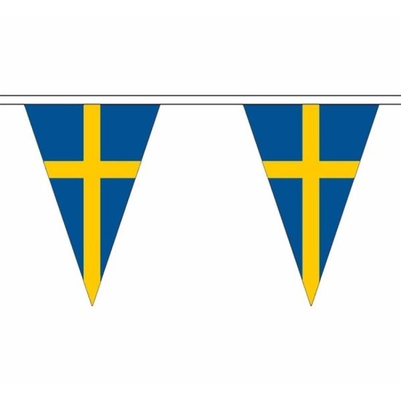 Landen versiering en vlaggen AlleKleurenShirts Zweden slinger met puntvlaggetjes 20 meter